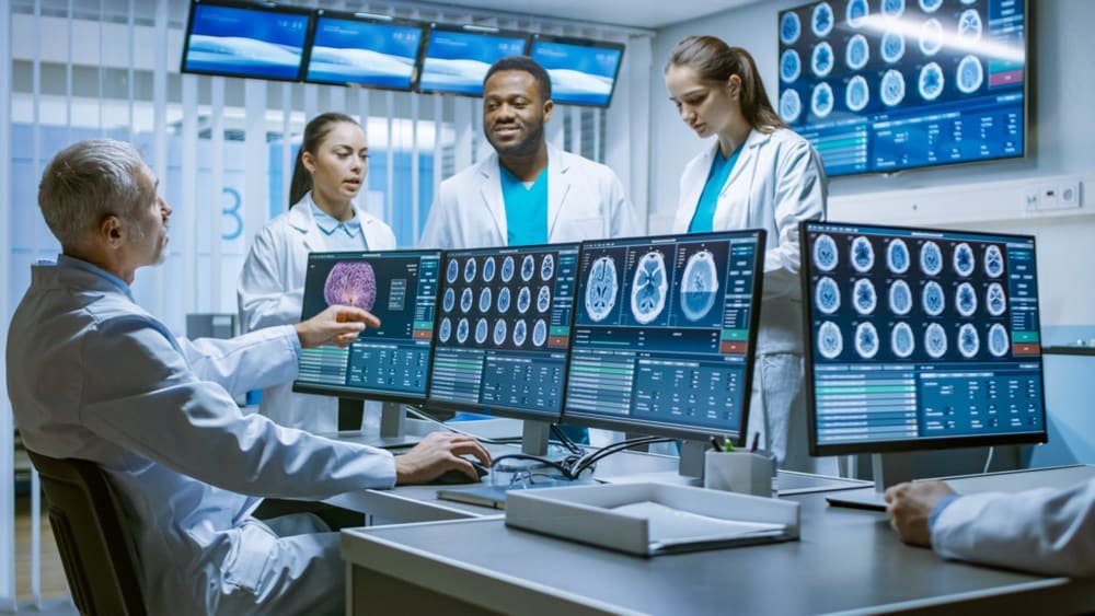 Radiologist reporting studies remotely for Tele-Fast Rad
